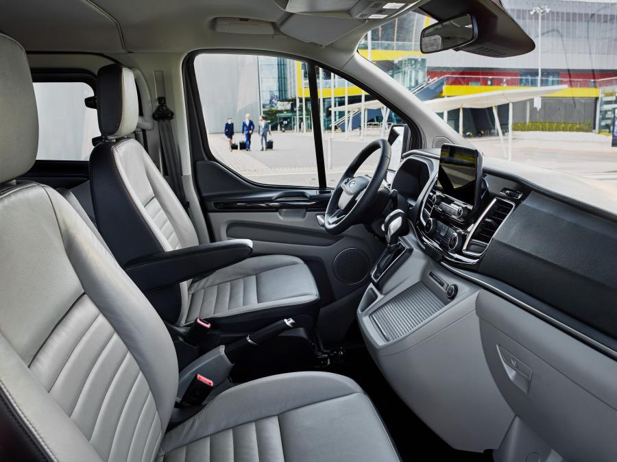 Интерьер Ford Tourneo Custom 2017 года  (WW) (фото 3 из 11)